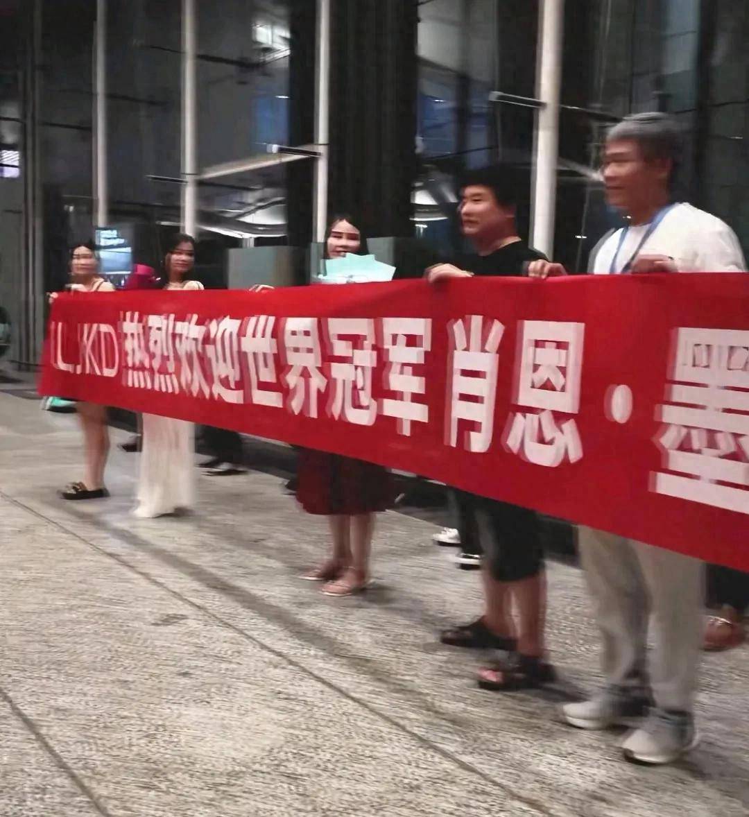 九游游戏中心-关于球迷热情：球迷夜场助威盛况记录的信息